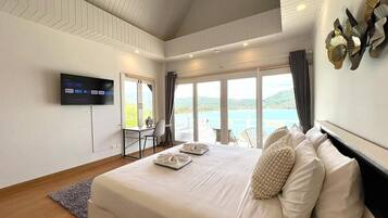Panoramic Villa, 3 Bedrooms, Non Smoking, Kitchen | 3 bedrooms, in-room safe, desk, free WiFi