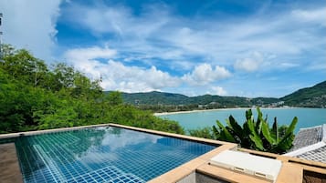 Hồ bơi ngoài trời