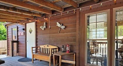 So much to enjoy at this 2-bedroom cottage in Charming Lakeside.