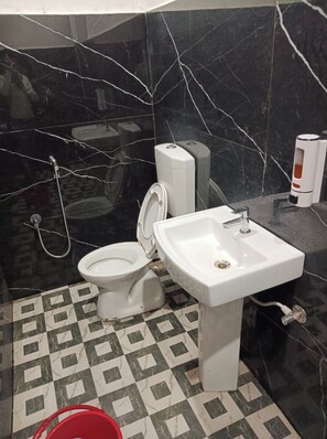 Chambre supérieure double, vue sur la ville | Salle de bain | Douche, serviettes fournies, savon, papier de toilette