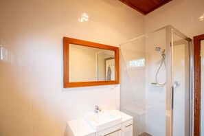 House, Multiple Beds, Non Smoking | Bathroom | Free toiletries, hair dryer, towels, soap - Driftwood Cottage (Busselton)