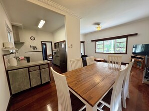 House, Multiple Beds, Non Smoking | In-room dining