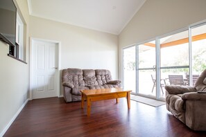 House, Multiple Beds, Non Smoking | Living area | 60-inch TV with digital channels - Driftwood Cottage (Busselton)