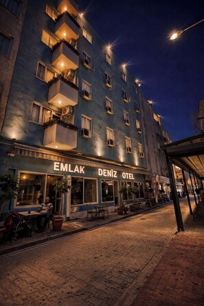 A building with a sign reading 'EMLAK DENIZ OTEL' at ground level, featuring multiple balconies and windows. - Mersin Deniz Otel  (Mersin)