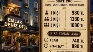 Un cartel de hotel con tarifas y servicios.