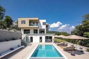 En säsongsöppen utomhuspool och uppvärmd pool