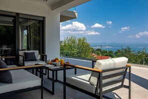 Villa Familiale, plusieurs chambres, côté montagne (Casa Calme With Spa And Gym) | Terrasse/Patio