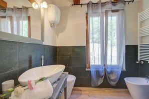 Shower, pengering rambut, kloset, dan handuk