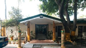 Exterior - Reddoorz @ The V'jour Hotel Angeles (Angeles City)