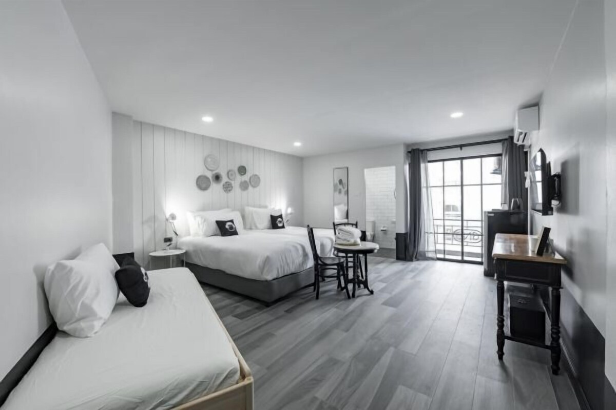 Ein modernes Hotelzimmer mit Bett, Schreibtisch und Stuhl.