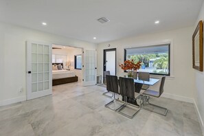 3 室のベッドルーム、アイロン / アイロン台、WiFi (無料)、ベッドシーツ