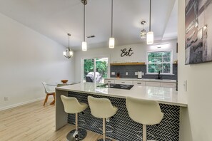 Réfrigérateur, micro-ondes, plaque de cuisson, lave-vaisselle