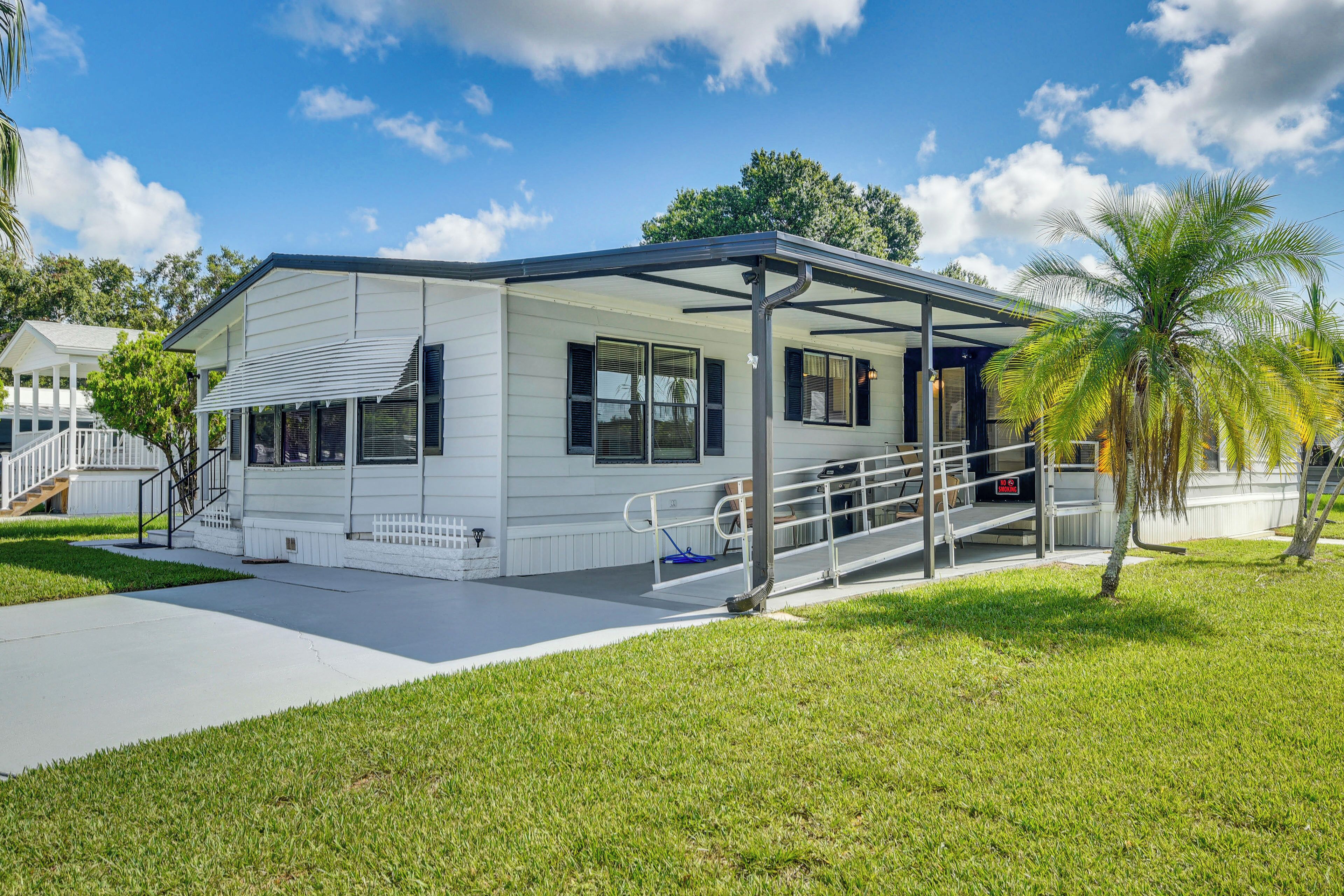 Pet-Friendly Edgewater Home: Walk to Indian River!
