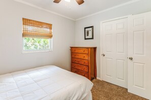 2 bedrooms, WiFi, bed sheets - Mid-Century Gainesville Getaway: 3 Mi to UF Campus (Gainesville)