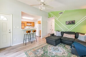 TV, books - Mid-Century Gainesville Getaway: 3 Mi to UF Campus (Gainesville)
