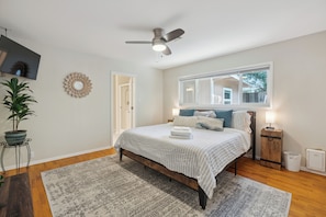 4 bedrooms, desk, iron/ironing board, travel crib