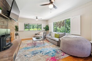 Smart-tv, een open haard en videospelletjes