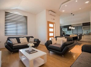 ヴィラ (Six Bedroom Villa with Private Pool) | リビングルーム | 32 インチの薄型テレビ (衛星放送視聴可)、卓球台