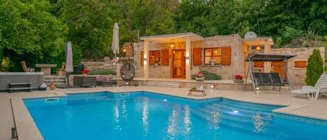 Villa (Six Bedroom Villa with Private Pool) | Buitenzwembad | Een seizoensgebonden buitenzwembad en parasols bij het zwembad
