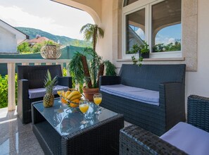 ヴィラ (Six Bedroom Villa with Private Pool) | リビングルーム | 32 インチの薄型テレビ (衛星放送視聴可)、卓球台