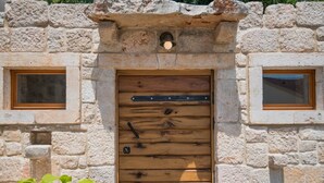 A rustic stone building with a wooden door and two small windows. - Villa Mia 2 (Podbablje)