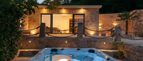 Villa (Six Bedroom Villa with Private Pool) | Alberca al aire libre | Alberca al aire libre por temporada y sombrillas en la alberca