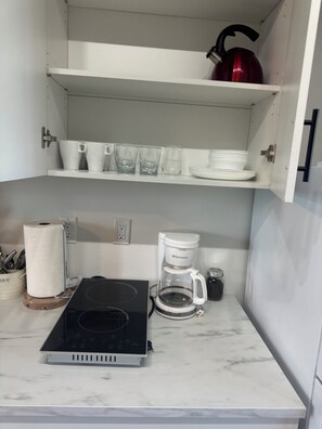 Réfrigérateur, four à micro-ondes