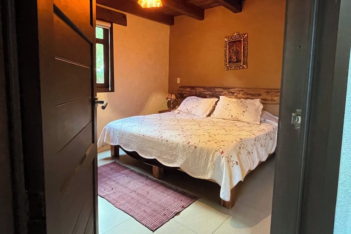 Chalet rustique familial, vue sur la montagne | 4 chambres, literie fournie