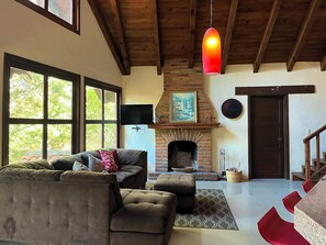 Cabaña familiar, vista a la montaña | Área de sala de estar | Televisión de pantalla plana de 40 pulgadas con canales por cable 