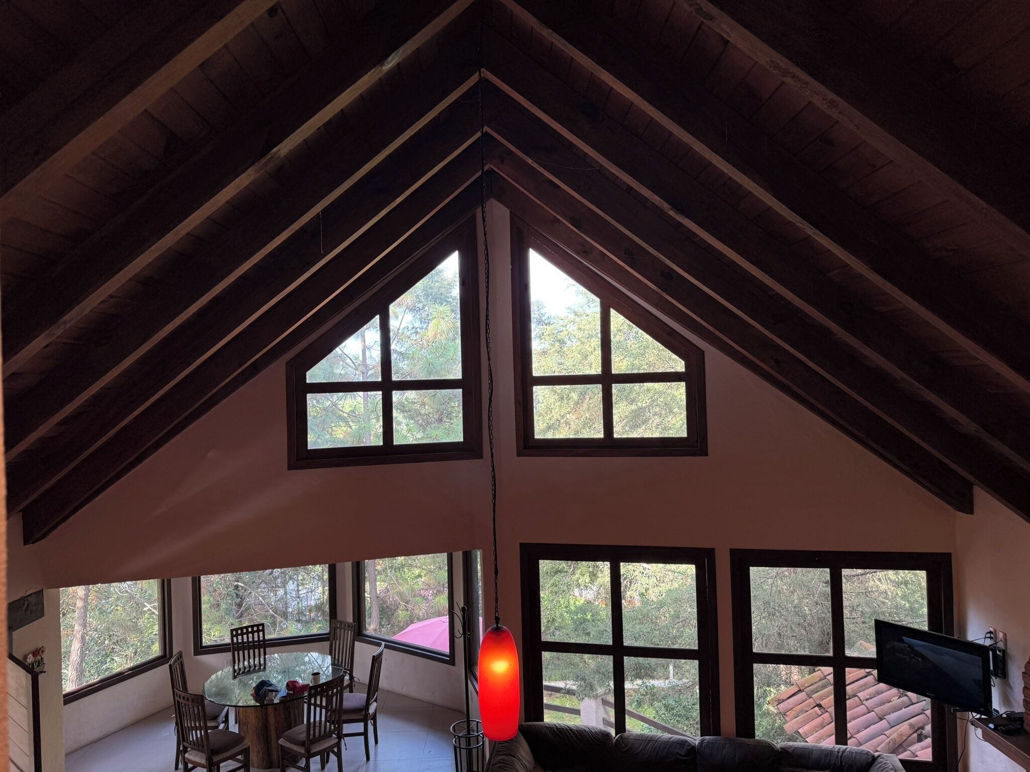 Cabaña familiar, vista a la montaña | Área de sala de estar | Televisión de pantalla plana de 40 pulgadas con canales por cable 