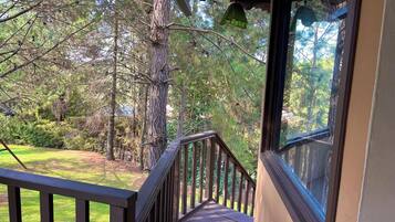 Cabaña familiar, vista a la montaña | Área de sala de estar | Televisión de pantalla plana de 40 pulgadas con canales por cable