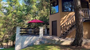 A building with a staircase, a red umbrella, and a tree. - Cabaña El Roble Mazamitla (Mazamitla)