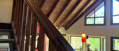 家庭小屋, 山景 | 起居區 | 40-吋平面電視、有線頻道、壁爐