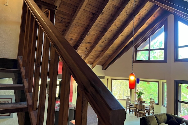 Cabaña familiar, vistas a la montaña | Zona de estar | Televisión de pantalla plana de 40 pulgadas con canales por cable