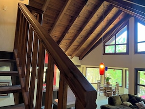 Cabin dành cho gia đình, quang cảnh núi | Khu phòng khách | TV màn hình phẳng 40-inch có truyền hình cáp, lò sưởi 