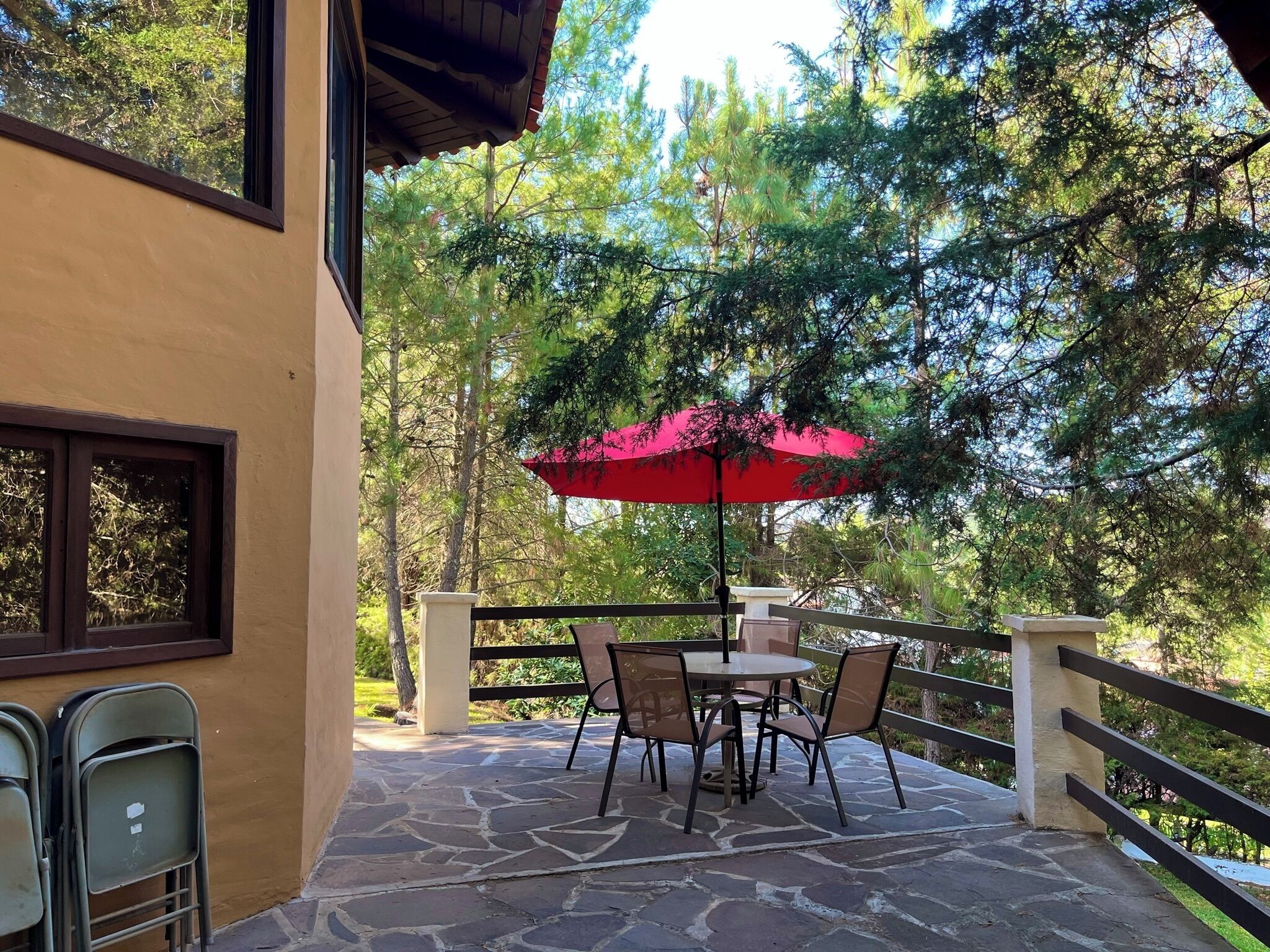 Cabaña familiar, vista a la montaña | Área de sala de estar | Televisión de pantalla plana de 40 pulgadas con canales por cable 