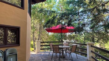 Cabaña familiar, vista a la montaña | Área de sala de estar | Televisión de pantalla plana de 40 pulgadas con canales por cable