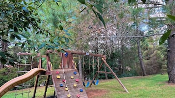Área de juegos infantiles al aire libre