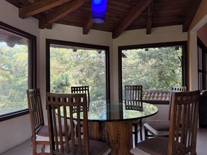 ファミリー キャビン マウンテンビュー | ダイニングルーム