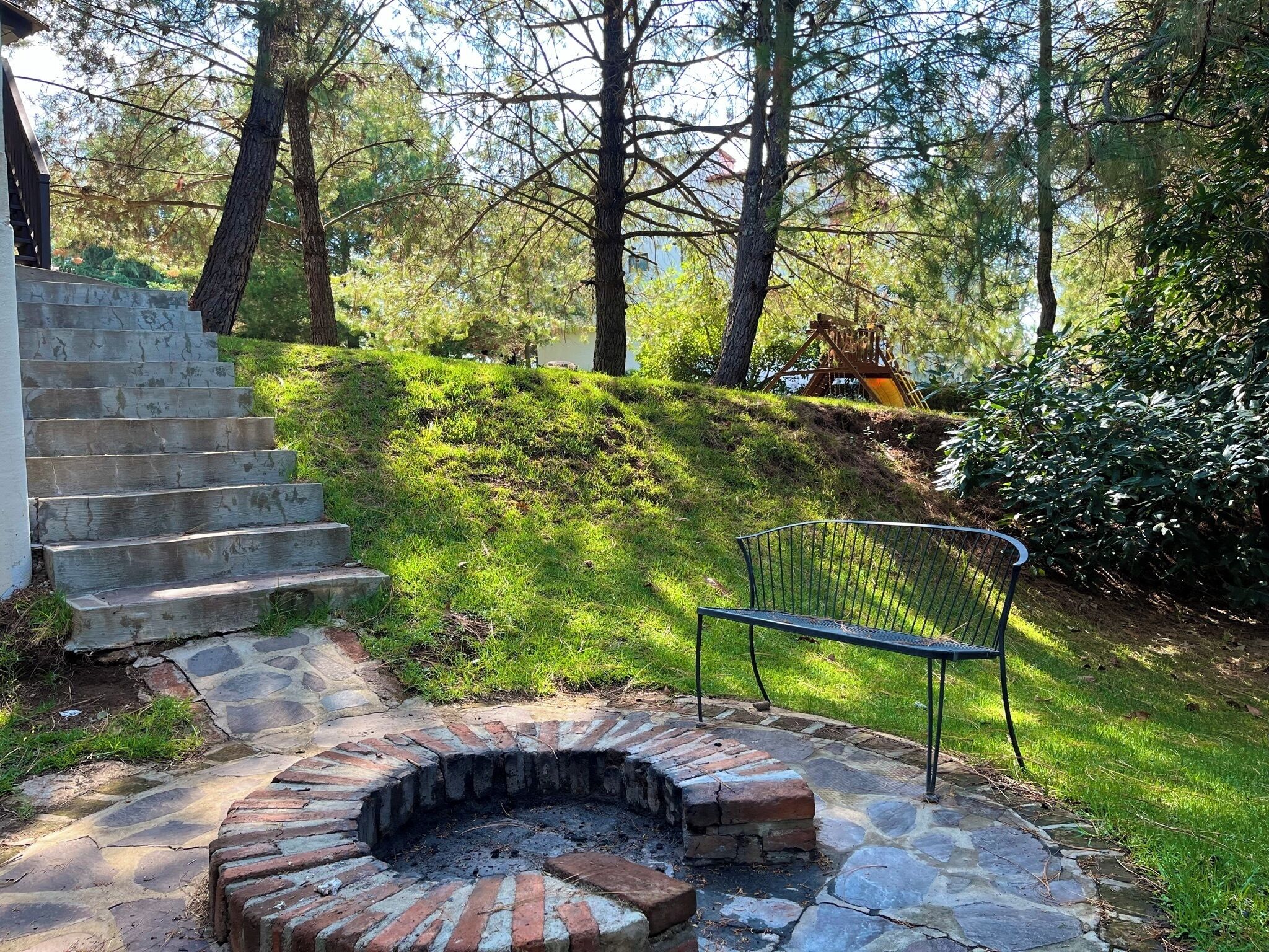 Familiehytte, fjellutsikt | Oppholdsområde | En 40-tommers Flatskjerm-TV med kabel-kanaler samt peis