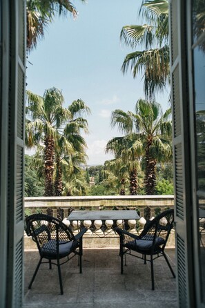Outdoor dining - Bed and Breakfast in an exceptional villa (Le Pradet)