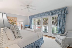 5 bedrooms, desk, iron/ironing board, WiFi - Retro Beachfront Bliss (Jacksonville Beach)
