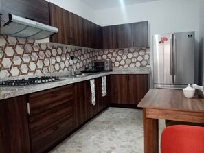 Huone, 1 makuuhuone, esteetön | Yksityinen keittiö