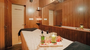 Una habitación de madera con una cama, un espejo y artículos de aseo sobre una bandeja.