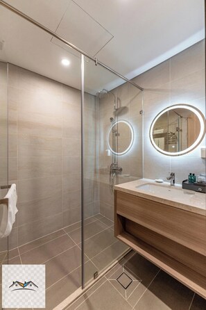 Royal-Apartment, 3 Schlafzimmer, Balkon, Stadtblick | Badezimmer