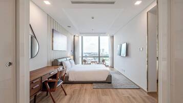 Panoramic Apartment, 1 Bedroom, Balcony, City View | Egyptian cotton sheets, premium bedding, minibar, individually decorated