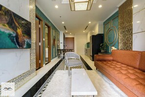 Design-huoneisto, 2 makuuhuonetta, parveke, näköala uima-altaalle | Egyptinpuuvillaiset lakanat, ylelliset vuodevaatteet, minibaari