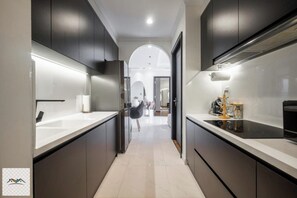 Design Apartment, 2 Bedrooms, Balcony, Pool View | Dapur peribadi | Peti sejuk, ketuhar gelombang mikro, dapur, mesin basuh pinggan mangkuk 