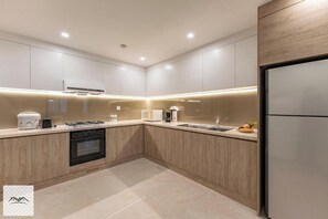 Royal-huoneisto, 3 makuuhuonetta, parveke, kaupunkinäköala | Yksityinen keittiö | Jääkaappi, mikroaaltouuni, liesi, astianpesukone