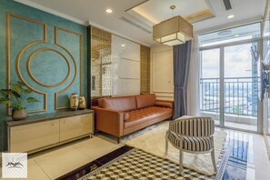 Design-huoneisto, 2 makuuhuonetta, parveke, näköala uima-altaalle | Egyptinpuuvillaiset lakanat, ylelliset vuodevaatteet, minibaari